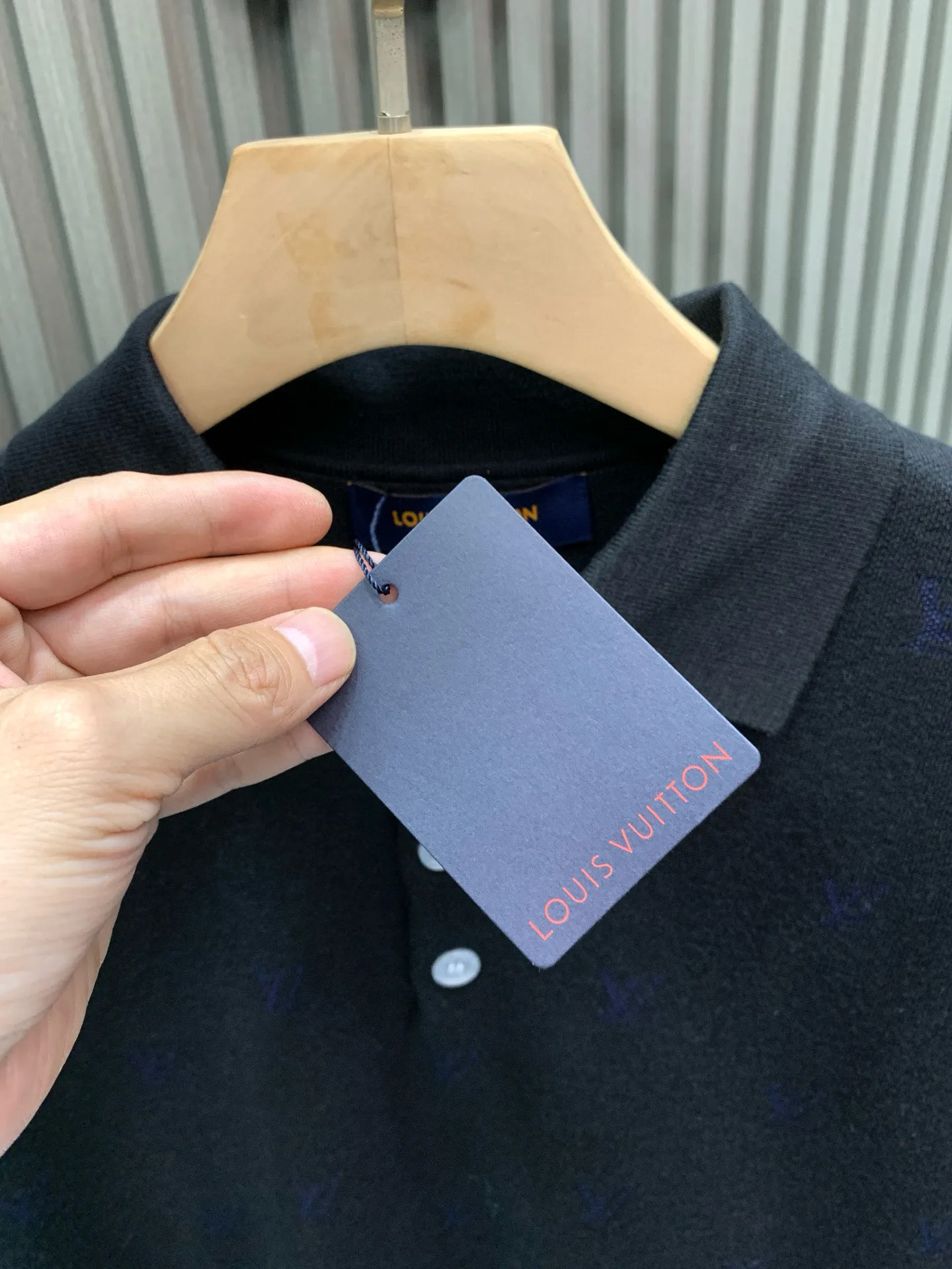 🅿️400 🀄️ Louis Vuitton Louis Vuitton 1v25fw Monogram jacquard wool Polo shirt. 1:1 color matching according to yp. Fei Dong's work. Inspired by Korean painter park Seo-BO. The final color effect is as high as 98%. 60% sheep wool 30% mulberry silk 10% cashmere. The loom requires 32 imported sand spits. The cost is very expensive. It is twice the price of ordinary woolen sweaters. Use a 47W Stoll 14-needle ultra-fine machine imported from Germany for weaving. It takes 180 minutes to weave a piece of fabric. 20 wool blends. Different sleeve patterns should be divided into left and right when sewing. The loom is cylindrical jacquard. It is full of taste for daily wear.